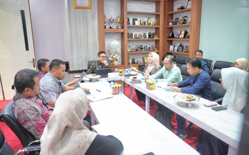 PERTEMUAN. Sekda Provinsi Sulsel Jufri Rahman menerima audiensi Direktur Pengembangan Usaha dan Operasional PT Sulawesi Citra Indonesia (SCI) Perseroda Sulsel Aerin Nizar di ruang kerjanya, Jumat (6/9/2024). foto: istimewa
