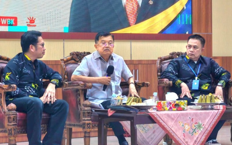 TUDANG SIPULUNG. Wakil Presiden RI ke-10 dan 12, Jusuf Kalla atau JK (tengah), menjadi pembicara di acara Tudang Sipulung Pendidikan yang digelar di Balai Besar Penjamin Mutu Pendidikan (BBPMP) Sulsel, Selasa (3/9/2024). foto: istimewa