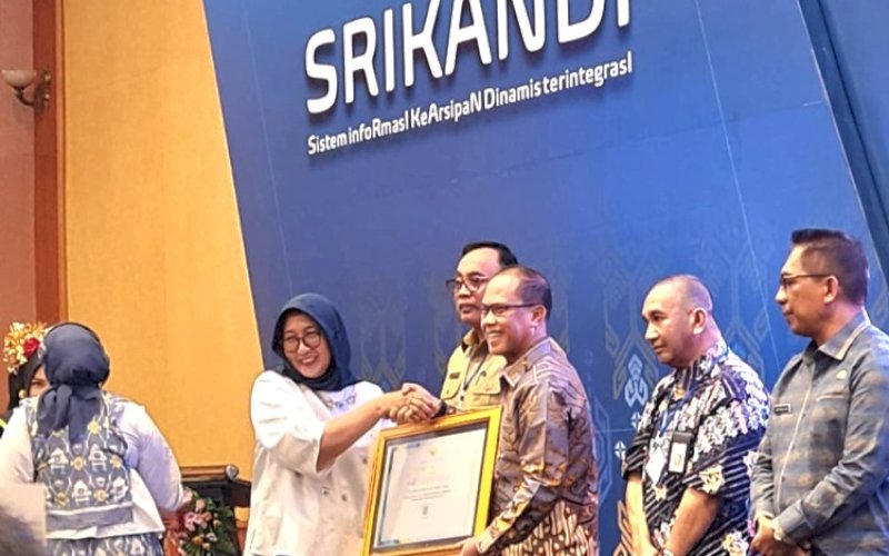 PENGHARGAAN. Kepala Dinas Perpustakaan Provinsi Sulbar Khaeruddin Anas mewakili Pj Gubernur Sulsel Bahtiar Baharuddin menerima penghargaan SRIKANDI nasional di Mataram, NTB, Selasa (3/9/2024). foto: istimewa