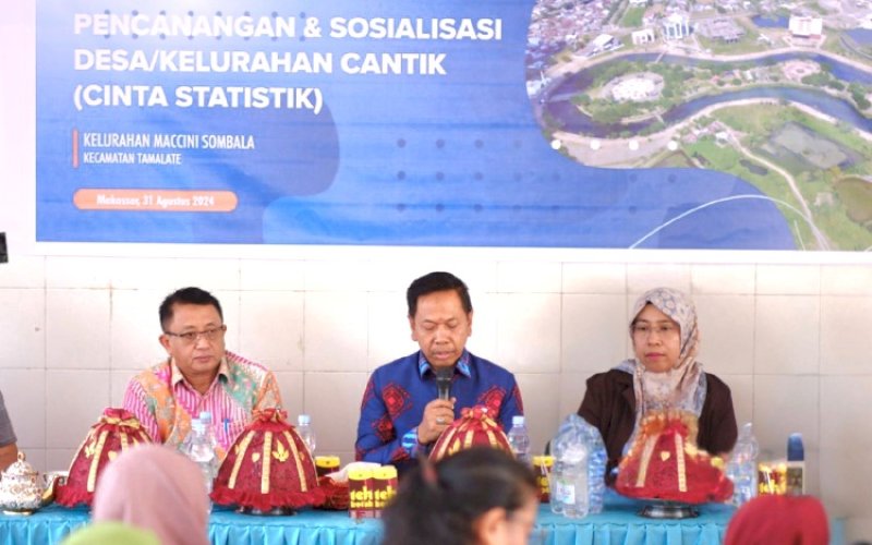 PENCANANGAN. Asisten I Bidang Pemerintahan dan Kesra Pemkot Makassar Andi Muhammad Yasir didampingi Plt Kepala Dinas Kominfo Makassar Ismawaty Nur serta Kepala BPS Makassar Abdul Hafid menghadiri mencanangkan Kelurahan Maccini Sombala, Kecamatan Tamalate, Kota Makassar sebagai pilot project program Kelurahan Cinta Statistik (Cantik) di Aula Amalia Kantor Lurah Maccini Sombala, Sabtu (31/8/2024). foto: istimewa