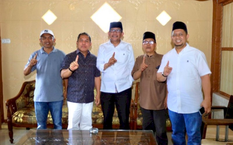 PERTEMUAN. Mantan Wakil Bupati Sidrap 2018-2023 Mahmud Yusuf (kedua kiri) yang juga Ketua PKS Sidrap menerima dan menjamu Calon Wakil Gubernur Sulsel Azhar Arsyad (tengah) di kediamannya, Jl Ganggawa, Sidrap, Minggu (29/9/2024) pagi. foto: istimewa