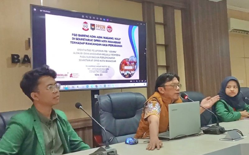 FGD. Kepala Sub Bagian Perlengkapan Sekretariat DPRD Kota Makassar, Muhammad Akbar Rasyid (tengah), menjadi pemateri Focus Group Discussion (FGD) di DPRD Kota Makassar yang dihadiri mahasiswa magang dan Kuliah Kerja Lapangan Plus (KKLP) dari berbagai kampus dan SMK, Kamis (19/9/2024). foto: istimewa