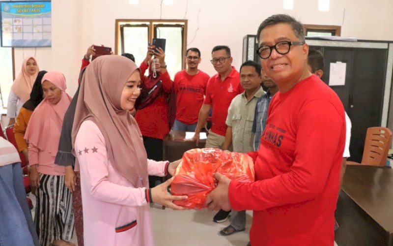PEDULI. Sekda Provinsi Sulbar, Muhammad Idris, yang juga selaku Ketua Umum IKA Unhas Korwil Sulbar bersama jajaran pengurusnya menggelar bakti sosial dan cinta bahari di Kecamatan Pamboang, Kabupaten Majene, Sulbar, Sabtu (28/9/2024). foto: istimewa