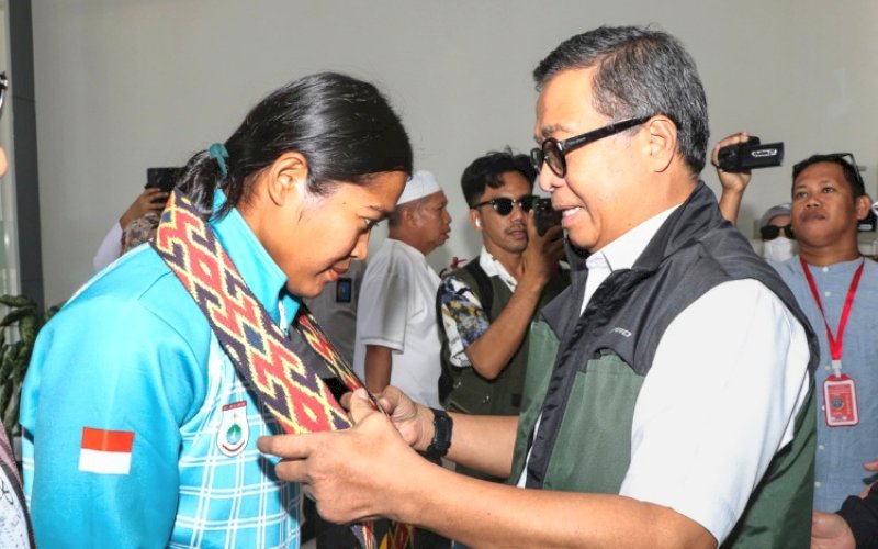 SAMBUTAN. Sekda Provinsi Sulbar, Muhammad Idris, memimpin penjemputan Ramla Baharuddin setelah berhasil meraih dua medali perak pada cabang olahraga Dayung di PON XXI Aceh-Sumut 2024 saat tiba di Bandara Tampa Padang Mamuju, Rabu (11/9/2024). foto: istimewa