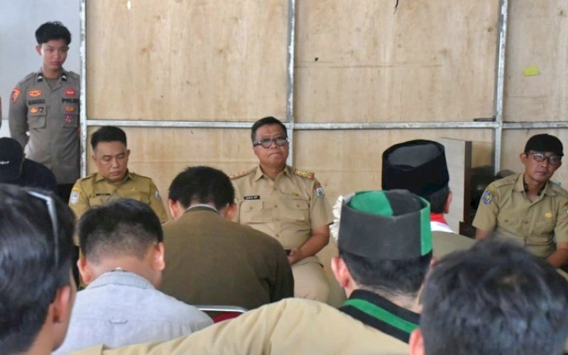 PERTEMUAN. Sekda Provinsi Sulbar, Muhammad Idris, menemui massa aksi Aliansi Mahasiswa Sulbar yang membawa sejumlah tuntutan di Kantor Gubernur Sulbar, Senin (2/9/2024). foto: istimewa