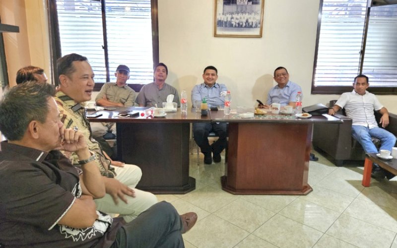 SILATURAHMI. Bakal Calon Wali Kota Makassar, Munafri Arifuddin, melakukan pertemuan silaturahmi dengan sejumlah pentolan pengusaha di Kota Makassar yang tergabung dalam Komunitas Moto-R Makassar di Riota Lounge Phoenam Makassar, Rabu (18/9/2024). foto: doelbeckz/pluz.id