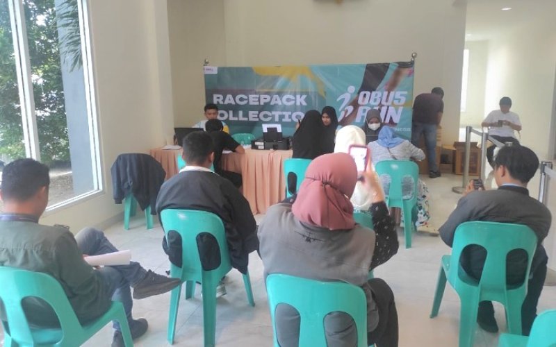 PENGAMBILAN RACEPACK. Suasana pengambilan racepack OBU 5 Run di Kantor Otoritas Bandar Udara Wilayah V Makassar, Jumat (6/9/2024). foto: istimewa