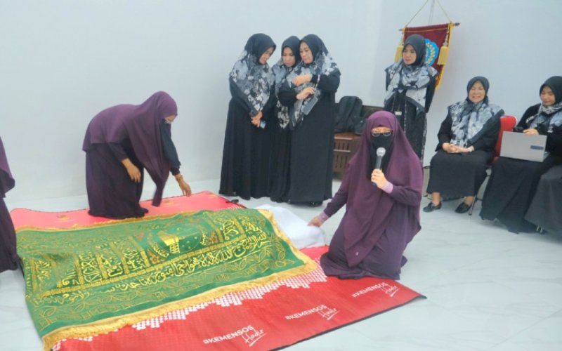 PELATIHAN. Pokja I TP PKK Kota Makassar mengadakan kegiatan rutin Kajian Islam terkait perawatan jenazah, Selasa (3/9/2024). foto: istimewa