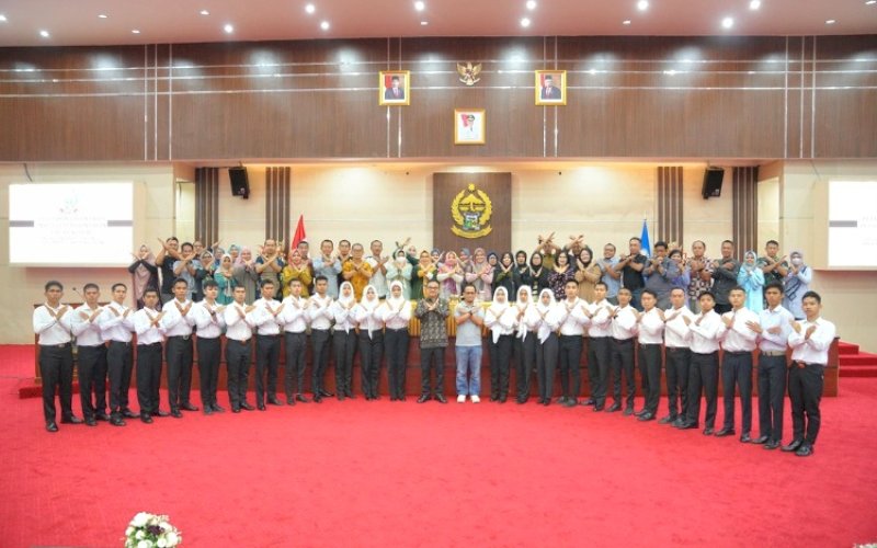 PELEPASAN. Sekda Provinsi Sulsel, Jufri Rahman, secara resmi melepas calon Praja Institut Pemerintahan Dalam Negeri (IPDN) Angkatan XXXV Provinsi Sulsel di Ruang Pola Kantor Gubernur Sulsel, Jumat (6/9/2024). foto: istimewa