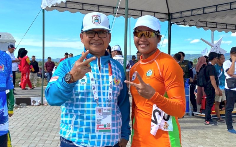 JUARA. Atlet dayung asal Sulbar, Ramla Baharuddin, kembali menyumbang medali perak pada perebutan jarak 500 meter, Kamis (5/9/2024). foto: istimewa
