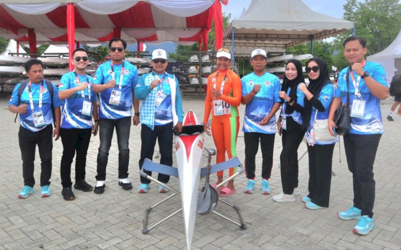 RAIH MEDALI. Atlet dayung asal Sulbar, Ramla Baharuddin, berhasil meraih medali perak pada perebutan jarak 1.000 meter di PON XXI Aceh-Sumut 2024. foto: istimewa