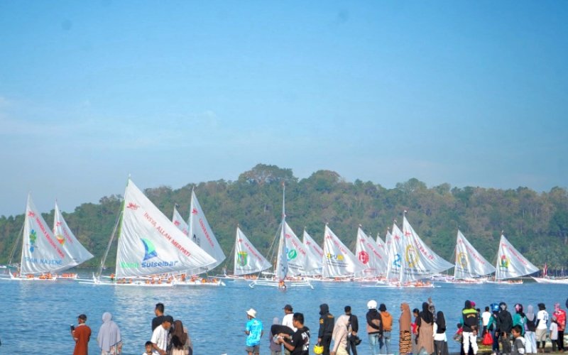 PARAHU SANDEQ. Deretan Perahu Sadeq berlayar pada Sandeq Heritage Festival 2024, usai dilepas Pj Gubernur Sulbar, Bahtiar Baharuddin, di Pantai Desa Paku-Silopo, Kecamatan Binuang, Kabupaten Polewali Mandar, Sulbar, Senin (16/9/2024). foto: istimewa