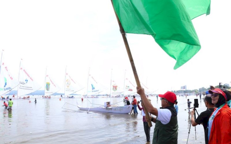 PELEPASAN. Sekda Provinsi Sulbar, Muhammad Idris, melepas peserta Sandeq Heritage Festival Sulbar 2024 etape lima yang akan mengelilingi Pulau Karampuang, Sabtu (21/9/2024). foto: istimewa