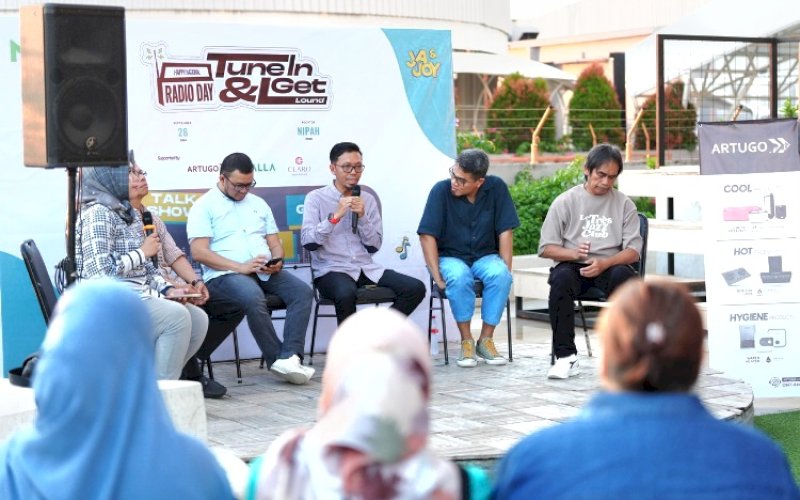 DISKUSI. Ketua KPID Sulsel Irwan Ade Saputra, Plh Kepala Diskominfo-SP Sulsel Sultan Rakib, Andi Mangara, Nara B Baskara, dan Muh Amiruddin tampil sebagai narasumber diskusi 'Tune in and get loud' dalam rangka hari radio dengan tema: 'Tantangan Radio Dalam Era Digital' di Rooftop Mal Nipah Makassar, Sabtu (28/9/2024). foto: istimewa