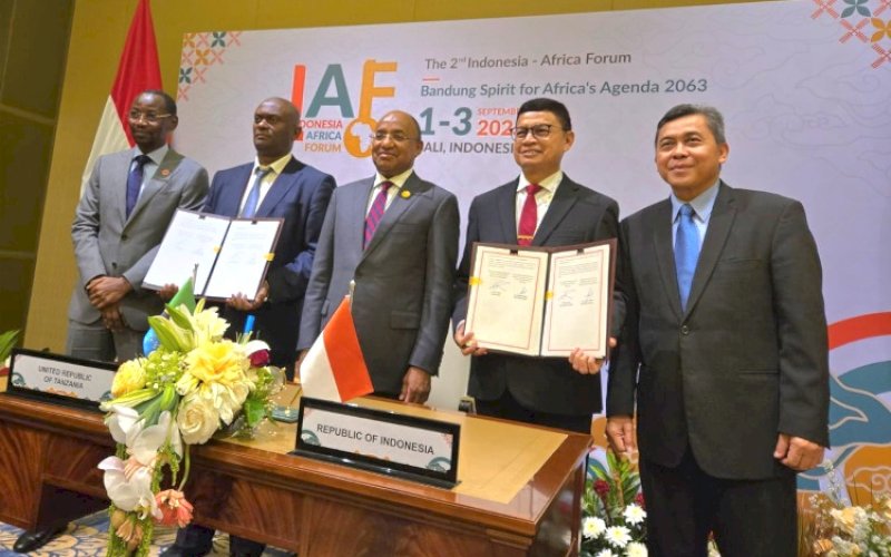 MOU. Kepala BPOM RI, Taruna Ikrar, melakukan penandatangan Memorandum of Uderstanding (MoU) BPOM dengan Food and Drug Administration (FDA) Tanzania di Denpasar, Bali, Selasa (3/9/2024). foto: istimewa