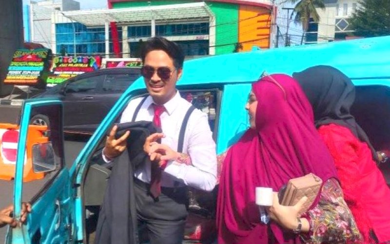 NAIK PETE-PETE. Anggota DPRD Kota Makassar terpilih, Udin&nbsp;Shaputra Malik, menghadiri pelantikan menggunakan Pete-pete ke DPRD Kota Makassar, Senin (9/9/2024). foto: istimewa