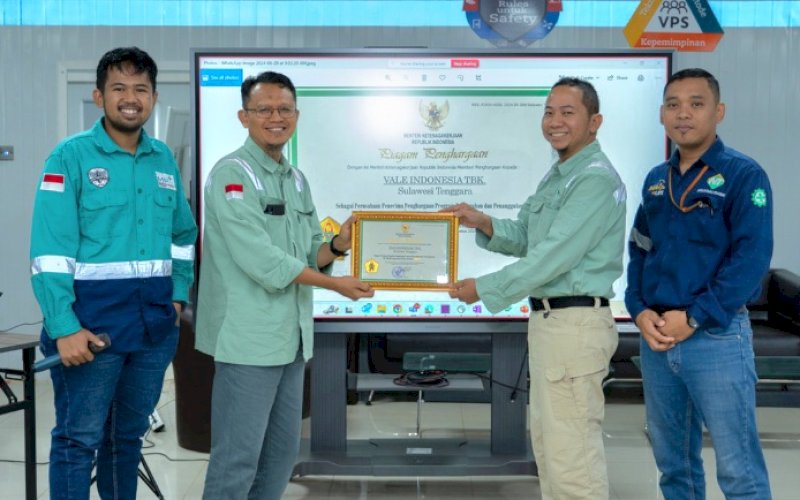 PENGHARGAAN. Kemnaker RI menganugerahkan penghargaan Pencegahan dan Penanggulangan HIV/AIDS (P2HIV/AIDS) Kategori Gold kepada PT Vale IGP Pomalaa, dalam acara Penyerahan Penghargaan Bidang Keselamatan dan Kesehatan Kerja Kementerian Ketenagakerjaan Republik Indonesia Tahun 2024 di Jakarta, Jumat (23/8/2024). foto: istimewa