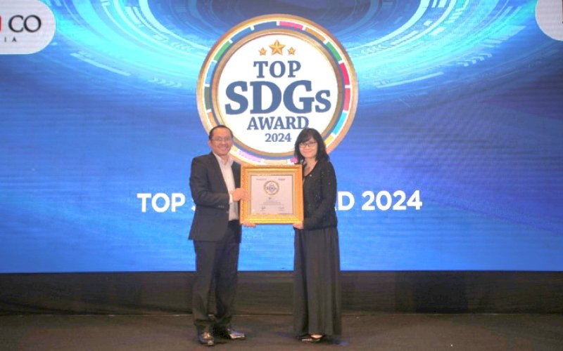PENGHARGAAN. Senior Manager Institutional Relations PT Vale Indonesia, Yani Siskartika, mewakili perusahaan menerima penghargaan bergengsi Top SDGs (Sustainability Development Goals) Award 2024 di Golden Ballroom Hotel Sultan, Senayan, Jakarta, Rabu (25/9/2024). foto: istimewa