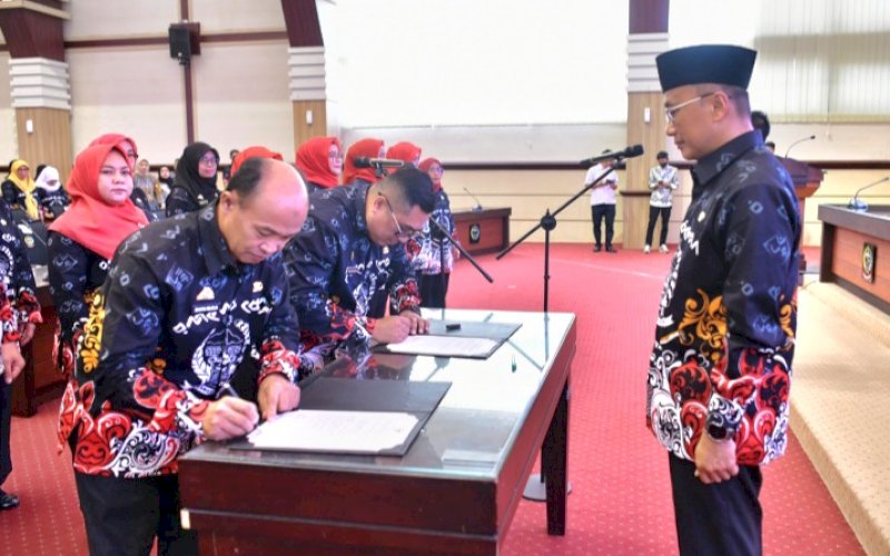 PELANTIKAN. Gubernur Sulsel, Zudan Arif Fakrulloh, secara resmi melantik 24 pejabat fungsional lingkup Pemprov Sulsel di Ruang Rapat Pimpinan Kantor Gubernur Sulsel, Kamis (5/9/2024). foto: istimewa