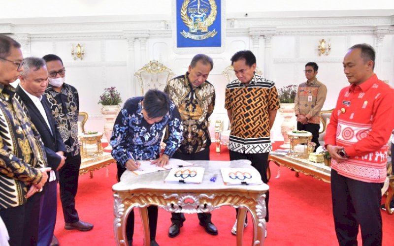 MOU. Pj Gubernur Sulsel, Zudan Arif Fakrulloh, menyaksikan penandatanganan Memorandum of Understanding (MoU) antara PT Aneka Tambang (Antam) Tbk, PT Luwu Timur Gemilang, dan PT Sulsel Citra Indonesia (SCI) mengenai Perjanjian Pendirian Perusahaan Patungan di Rumah Jabatan Gubernur Sulsel, Jumat (13/9/2024). foto: istimewa