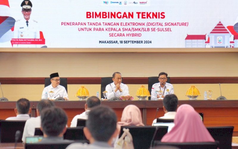 BIMTEK. Pj Gubernur Sulsel Zudan Arif Fakrulloh didampingi Sekda Provinsi Sulsel Jufri Rahman dan Plh Kepala Diskominfo-SP Provinsi Sulbar Sultan Rakib saat membuka Bimbingan Teknis (Bimtek) Tanda Tangan Elektronik Kepala Sekolah se-Sulsel di Ruang Rapat Pimpinan Kantor Gubernur Sulsel, Rabu (18/9/2024). foto: istimewa