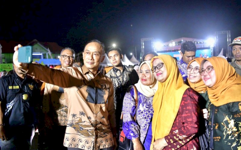 SWAFOTO. Pj Gubernur Sulsel, Zudan Arif Fakrulloh, swafoto bersama warga pada Puncak Peringatan Hari Koperasi Nasional (Harkopnas) Tingkat Provinsi Sulsel, yang dilaksanakan di Lapangan Pemuda Benteng, Selayar, Sabtu (14/9/2024). foto: istimewa