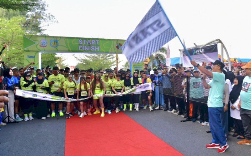 PELEPASAN. Pj Gubernur Sulsel Zudan Arif Fakhrulloh, didampingi Bupati Kepulauan Selayar Muh Basli Ali melepas peserta Jalan Santai dan Selayar Harkopnas Run 2024 di depan Lapangan Pemuda Benteng Selayar, Sabtu (14/9/2024). foto: istimewa