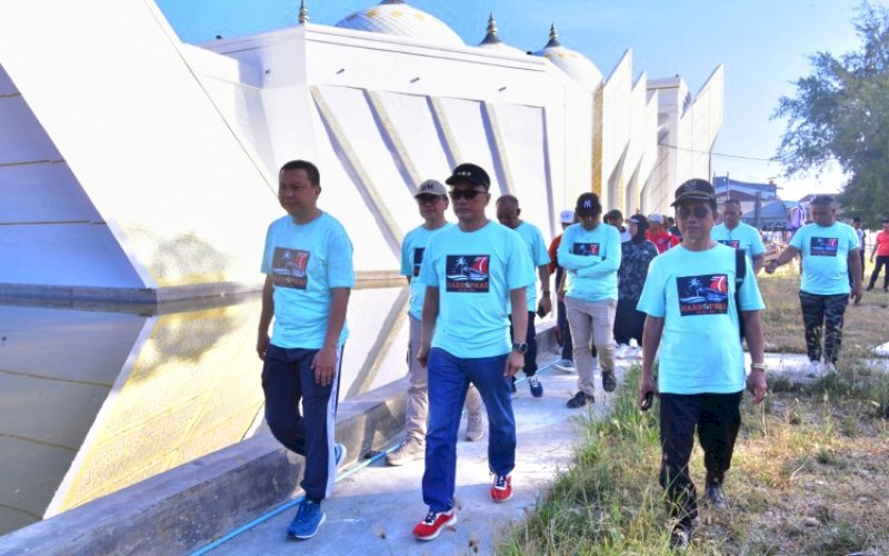 PENINJAUAN. Pj Gubernur Sulsel, Zudan Arif Fakrulloh, meninjau pembangunan Masjid Agung, Sabtu (14/9/2024). foto: istimewa