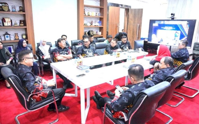 PIMPIN RAPAT. Sekda Provinsi Sulsel, Jufri Rahman, memimpin rapat peringatan Hari Jadi atau Hari Ulang Tahun (HUT) Sulsel ke-355, yang dihadiri sejumlah Kepala Organisasi Perangkat Daerah (OPD) di ruang kerjanya, Kamis (10/10/2024). foto: istimewa