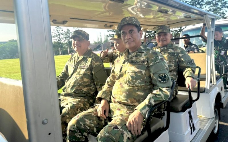 KOMPAK. Menteri Pertanian (Mentan) Andi Amran Sulaiman, Menteri Pertahanan (Menhan) Safrie Sjamsoeddin, Penasihat Khusus Presiden Bidang Pertahanan Dudung Abdurachman terlihat sangat kompak saat menghadiri Pembekalan Khusus Menter Kabinet Merah Putih di Akmil Magelang, Jawa Tengah, Jumat (25/10/2024). foto: istimewa