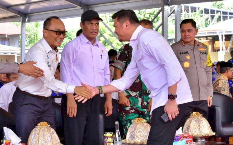 PANEN. Pj Gubernur Sulsel Zudan Arif Fakrulloh bersama Bupati Gowa Adnan Purichta Ichsan mendampingi Menteri Pertanian Andi Amran Sulaiman melakukan panen dan tanam padi di Desa Sunggumanai, Kecamatan Pattallassang, Kabupaten Gowa, Jumat (11/10/2024). foto: istimewa