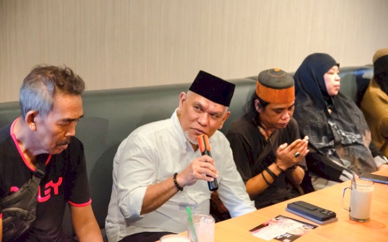 DUKUNGAN. Calon Wali Kota Makassar, Amri Arsyid, saat bertemu dan berdiskusi langsung dengan perwakilan Lembaga Adat Pa'sereanta Firman Sombali, Kerajaan Islam Kembar Gowa-Tallo, beberapa waktu lalu. foto: istimewa