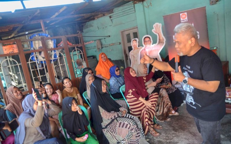 SOSIALISASI. Calon Wali Kota Makassar usungan Partai Keadilan Sejahtera (PKS), Amri Arsyid, menampung aspirasi warga di Kelurahan Bara-baraya Utara, Kecamatan Makassar, Kota Makassar, Senin (7/10/2024). foto: istimewa
