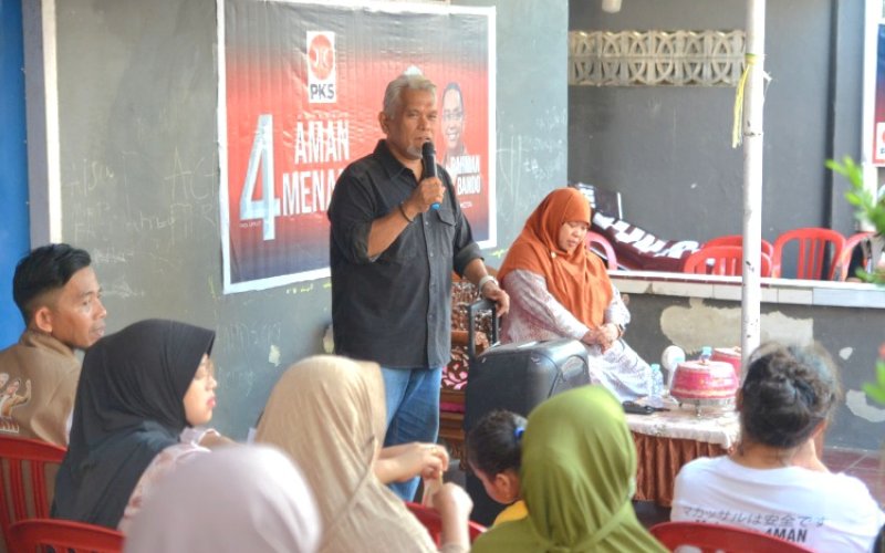 SOSIALISASI. Calon Wali Kota Makassar, Amri Arsyid, saat bersosialisasi di hadapan puluhan warga Jl Faisal, Kecamatan Rappocini, Kota Makassar. foto: istimewa