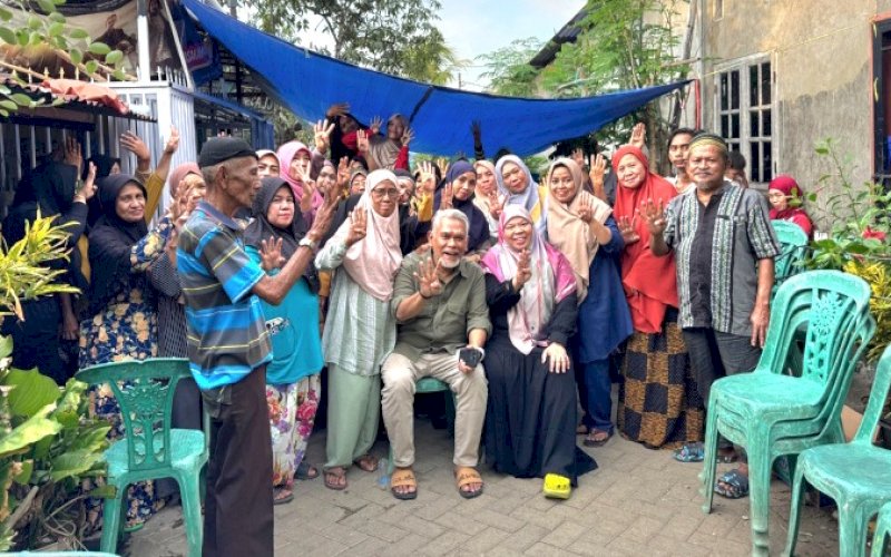 MENYAPA. Calon Wali Kota Makassar Nomor Urut 4, Amri Arsyid, menyapa warga di Kelurahan Sudiang Raya, Kecamatan Biringkanaya, Kota Makassar, Selasa (22/10/2024). foto: istimewa