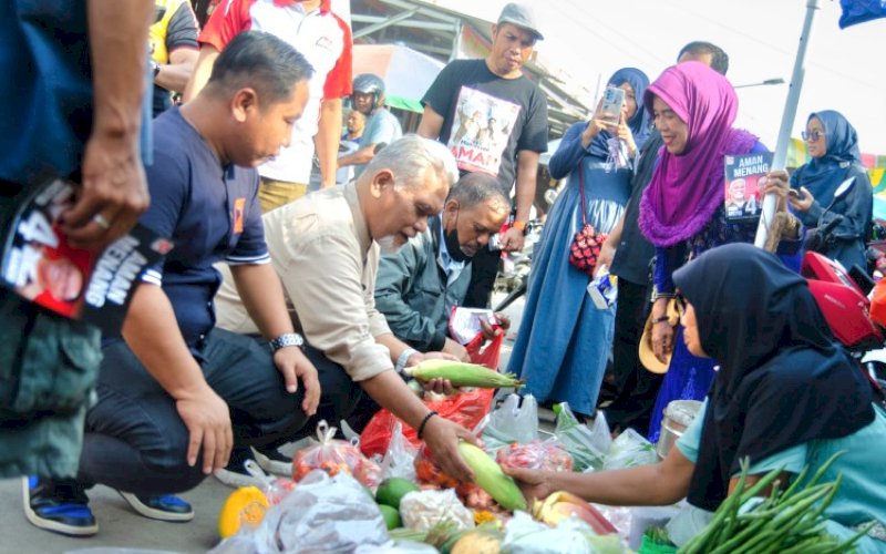 BLUSUKAN. Calon Wali Kota Makassar usungan Partai Keadilan Sejahtera (PKS) Amri Arsyid didampingi komedian nasional Narji menyapa pedagang di Pasar Daya, Kecamatan Biringkanaya, Kota Makassar, Jumat (18/10/2024). foto: istimewa