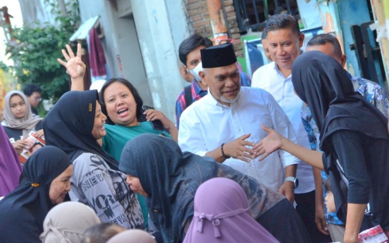 PERTEMUAN. Calon Wali Kota Makassar, Amri Arsyid, saat menggelar pertemuan dengan puluhan emak-emak Kelurahan Pampang, Kecamatan Panakukkang, Kota Makassar, Senin (30/9/2024). foto: istimewa