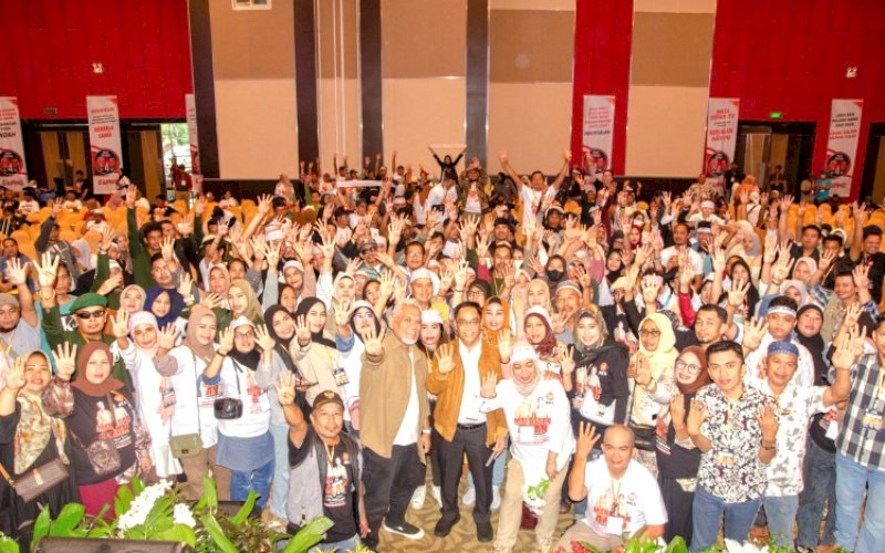 PEMANTAPAN. Pasangan Calon Wali Kota dan Wakil Wali Kota Makassar, Amri Arsyid-Abd Rahman Bando, membakar semangat pendukungnya dalam pemantapkan tim pemenangan Aman (Amri Arsyid-Abd Rahman Bando) di Hotel Dalton Makassar, Sabtu (19/10/2024). foto: istimewa