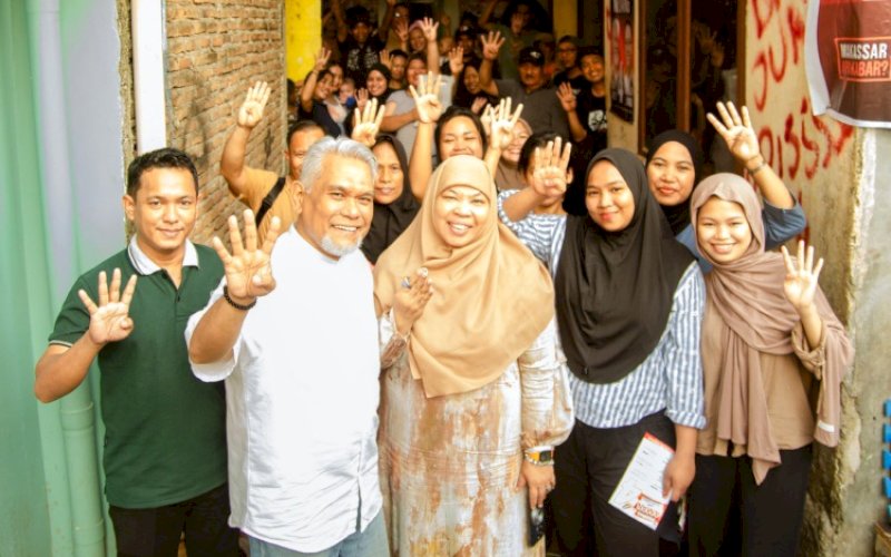 KAMPANYE. Calon Wali Kota Makassar Nomor Urut 4, Amri Arsyid, berkampanye di Kelurahan Ballaparang, Kecamatan Rappocini, Kota Makassar, Kamis (17/10/2024). foto: istimewa