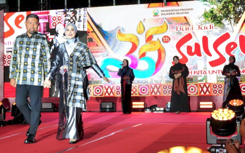 FASHION SHOW. Pjs Wali Kota Makassar, Andi Arwin Azis, bersama istri tampil di ajang fashion show pada opening ceremony Hari Jadi atau HUT Sulsel ke-355 di Anjungan Pantai Losari Makassar, Rabu (16/10/2024) malam. foto: istimewa