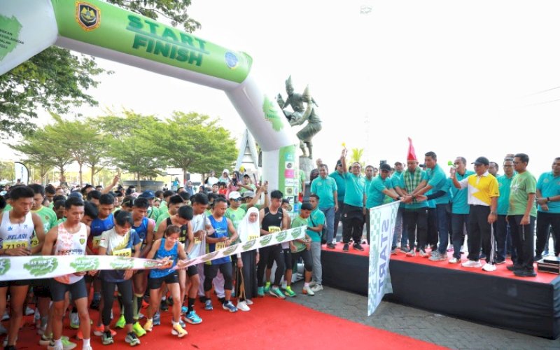 FUN RUN. Pjs Wali Kota Makassar, Andi Arwin Azis, melepas dan menyemarakkan Go Active and Safety (GAS) Run pada Pekan Nasional Keselamatan Jalan 2024 yang digelar Badan Pengelola Transportasi Darat Kelas II Sulsel di Anjungan Pantai Losari Makassar, Minggu (13/10/2024). foto: istimewa