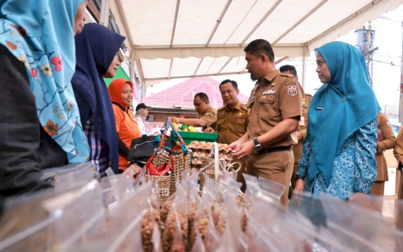 GPM. Pjs Wali Kota Makassar, Andi Arwin Azis, menghadiri Gerakan Pangan Murah (GPM) Serentak di BTN Tabaria, Kota Makassar, Selasa (15/10/2024). foto: istimewa