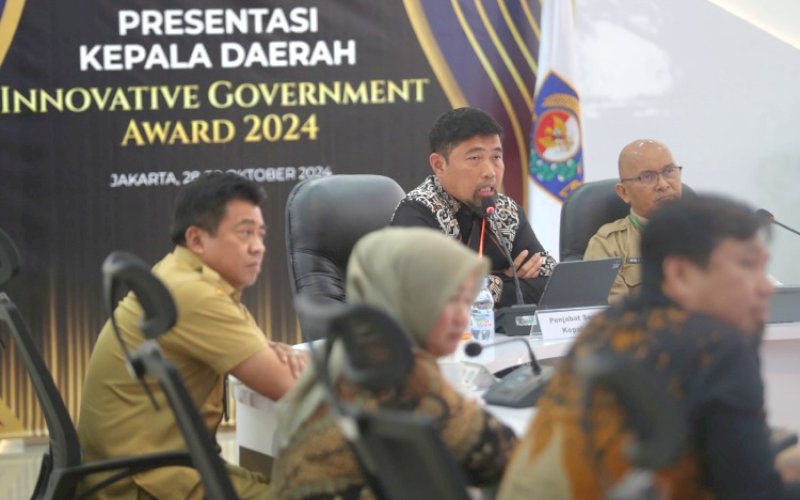 PRESENTASI. Pjs Wali Kota Makassar, Andi Arwin Azis, perkenalkan dua inovasi dari Kota Makassar pada penilaian Innovative Government Award (IGA) 2024 yang diinisiasi BSKDN Kemendagri di Jakarta, Selasa (29/10/2024). foto: istimewa