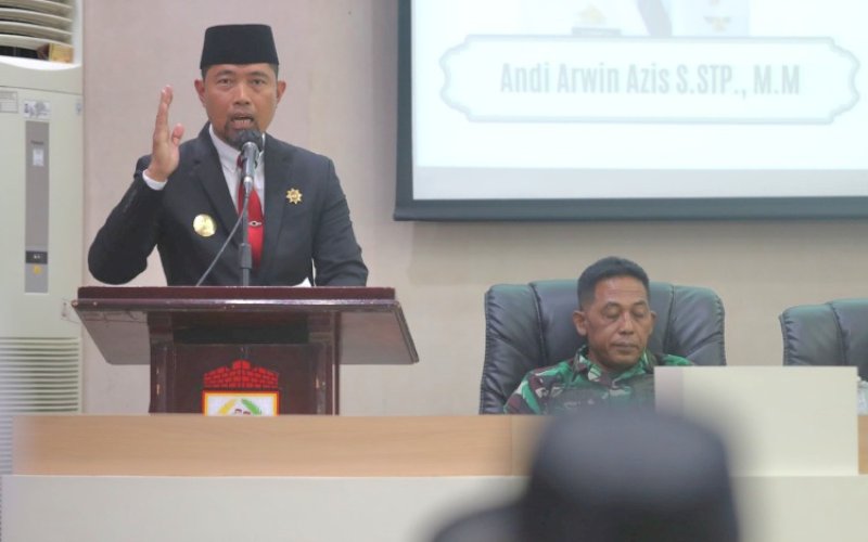 PELANTIKAN. Pjs Wali Kota Makassar Andi Arwin Azis melantik secara resmi Pj Sekda Kota Makassar Irwan Rusfiady Adnan di Ruang Sipakatau Balai Kota Makassar, Jumat (18/10/2024). foto: istimewa