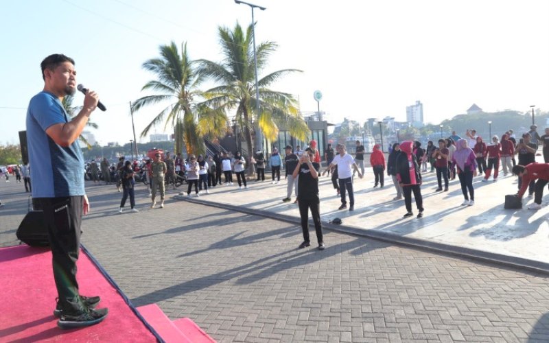 OLAHRAGA BERSAMA. Pjs Wali Kota Makassar, Andi Arwin Azis, bersama jajaran Pemkot Makassar jalan sehat dan senam bersama di Lego-lego Kawasan Center Point of Indonesia (CPI) Jl Metro Tanjung Bunga, Kota Makassar, Minggu (6/10/2024). foto: istimewa