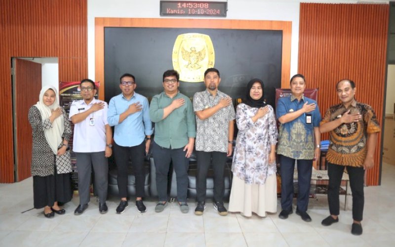 KUNJUNGAN. Pjs Wali Kota Makassar, Andi Arwin Azis, mengunjungi Kantor KPU Kota Makassar untuk meninjau kesiapan dalam Pilkada Serentak 2024, Kamis (10/10/2024). foto: istimewa