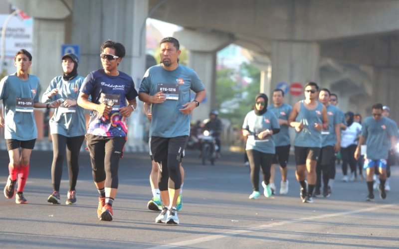 FUN RUN. Pjs Wali Kota Makassar, Andi Arwin Azis, mengikuti peserta Road to Give 2024, dengan titik star di pelataran parkir Four Points by Sheraton Makassar, Minggu (20/10/2024). foto: istimewa