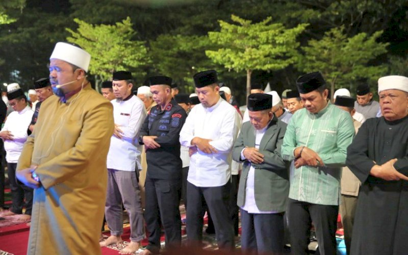 SALAT SUBUH. Pjs Wali Kota Makassar, Andi Arwin Azis, bersama jajaran Pemkot Makassar dan segenap elemen yang ada di Kota Makassar menghadiri Gerakan Makassar Salat Subuh Berjemaah (GMSSB) di Anjungan Pantai Losari Makassar, Jumat (4/10/2024). foto: istimewa