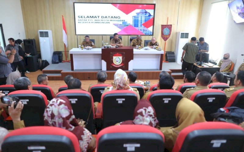SILATURAHMI. Pjs Wali Kota Makassar, Andi Arwin Azis, melakukan serangkaian silaturahmi ke tiga kecamatan, yakni Kecamatan Makassar, Kecamatan Ujung Pandang, dan Kecamatan Wajo, Selasa (22/10/2024). foto: istimewa