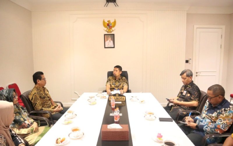 AUDIENSI. Pjs Wali Kota Makassar, Andi Arwin Azis, menerima audiensi Universitas Negeri Makassar (UNM) membahas terkait pengembangan Pulau Lakkang di Kantor Balai Kota Makassar, Rabu (2/10/2024). foto: istimewa